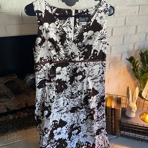 Easter/Spring white and chocolate brown Floral Dress
Size 10
Back zipper